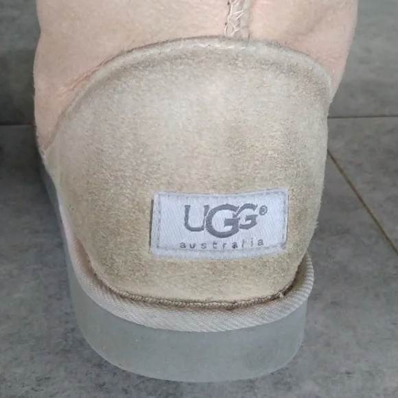 UGG AUSTRALIA BOOTS - Picture 9 of 12